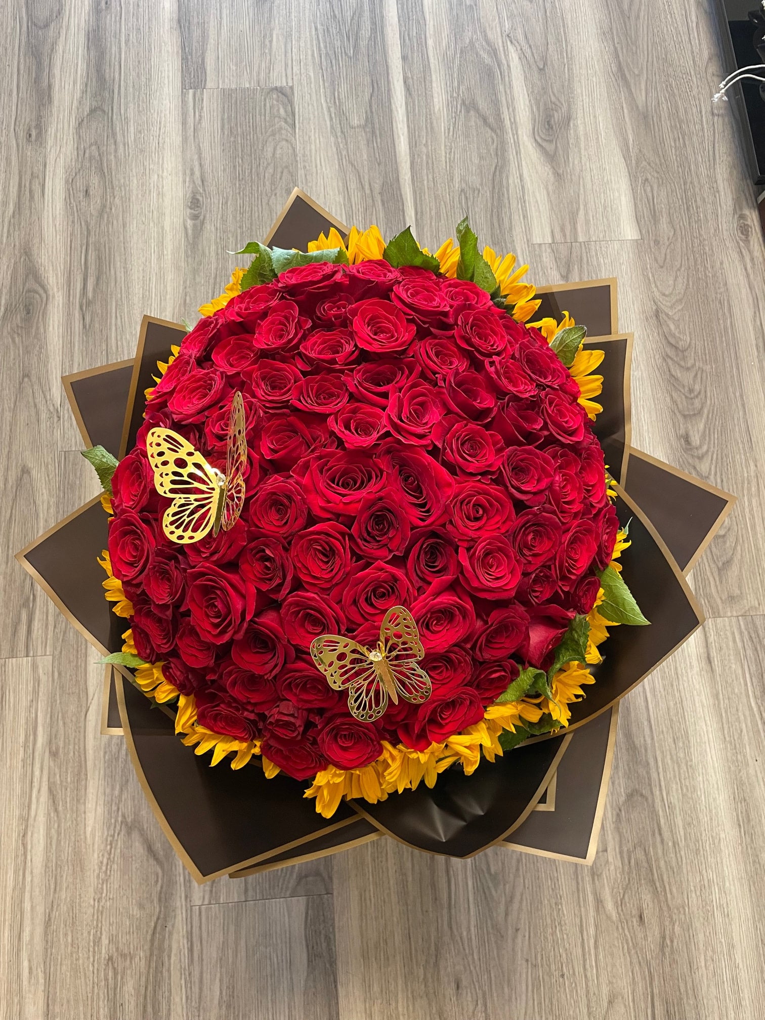 That sparkle ✨✨✨😍 #50redroses #ramobuchon #crown #rosasrojas